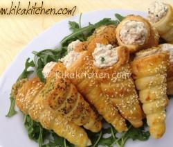 cannoli e coni di pasta sfoglia salati