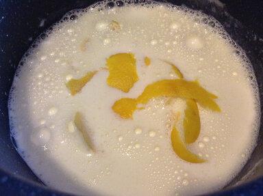 aggiungere tutto il latte la scorza del limone e mettere sul fuoco (640x478)