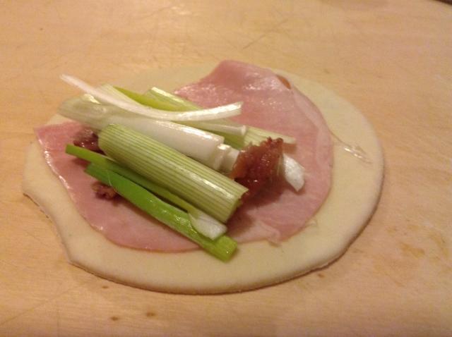 calzoncino prosciutto formaggio e cipolla (640x478)