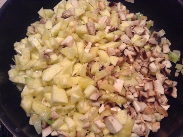 funghi e zucchine tagliate a pezzetti