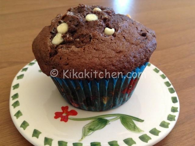 muffin al cioccolato con gocce di cioccolato bianco (640x478)