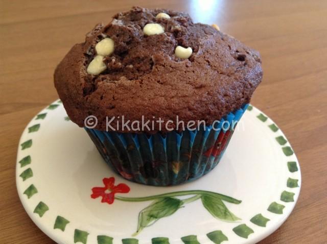 muffin al cioccolato con gocce di cioccolato bianco (640x478)