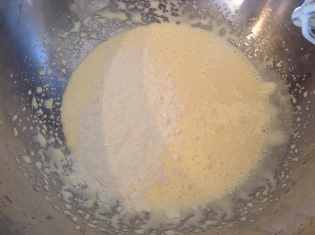 aggiungere latte e farina per la pasta biscotto (640x478)