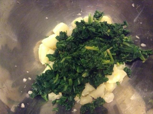 bollire le patate e gli spinaci