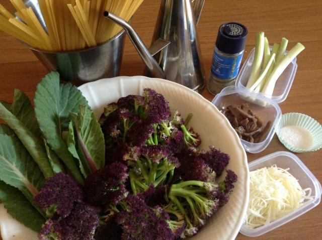 ingredienti pasta con cavolfiore e acciughe