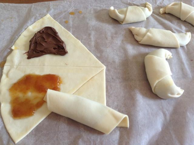 arrotolare la pasta sfoglia per cornetti alla nutella