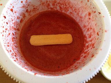 bagnare i savoiardi nella salsa di fragole
