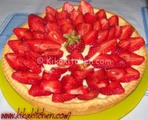 crostata con crema e fragole