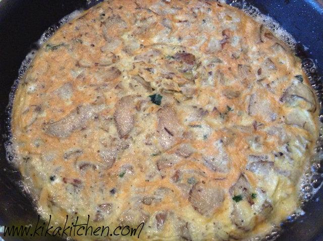 girare la frittata di carciofi