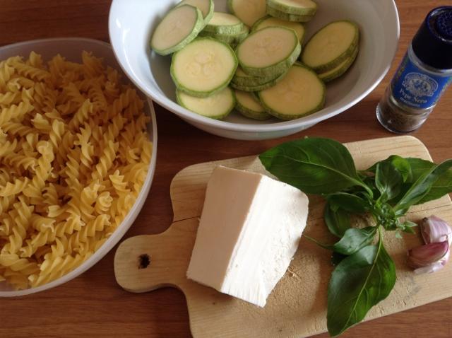 ingredienti pasta con zucchine fritte