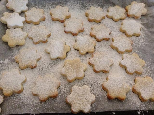 zucchero a velo sui biscotti al limone