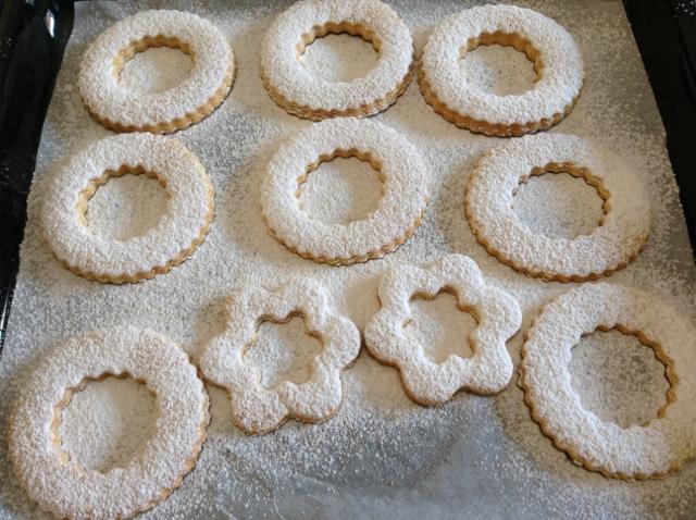 cospargere i biscotti con lo zucchero a velo