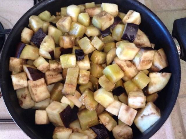 friggere le melanzane per la caponata