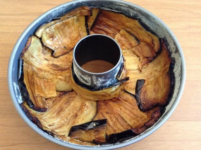 rivestire la teglia con le melanzane fritte