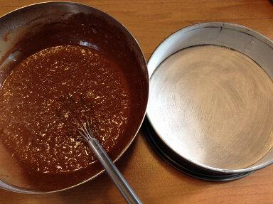 Preparare l'impasto della torta al cioccolato senza l'uso del latte.