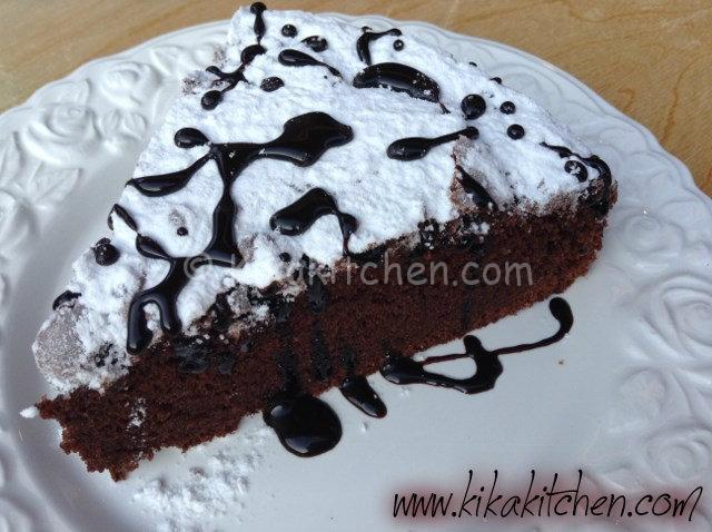 Deliziosa fetta di torta al cioccolato, soffice e golosa