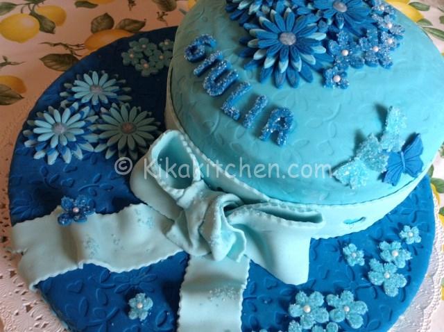 torta con fiori blu