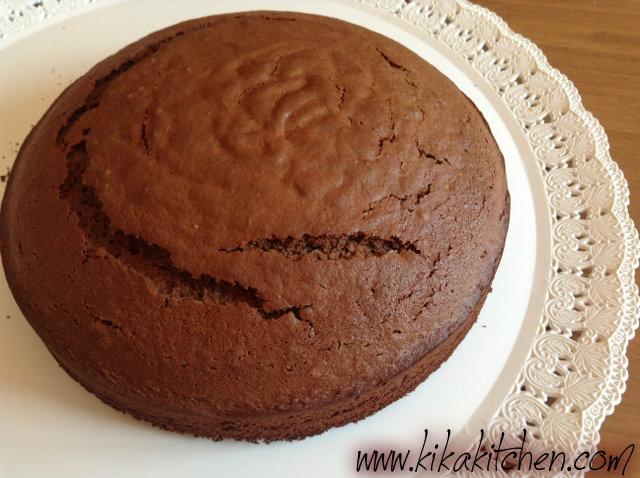 Torta al cioccolato appena sfornata e pronta per essere gustata.