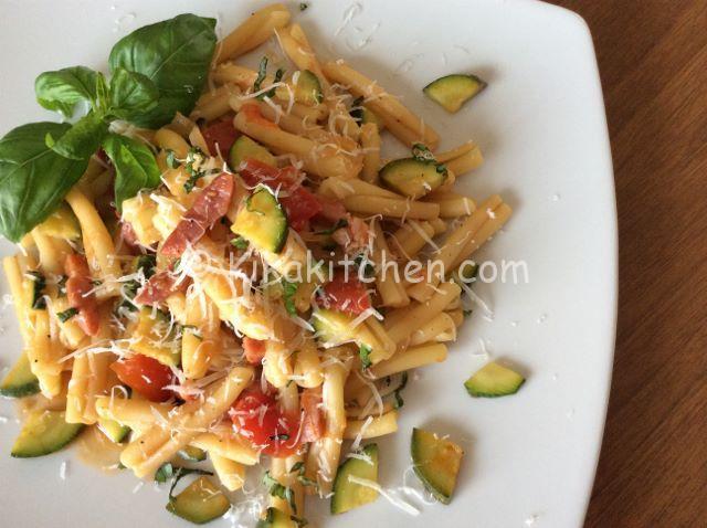 Pasta pomodorini zucchine e pancetta | Kikakitchen