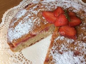 Torta alle fragole soffice con morbidi pezzetti di fragole