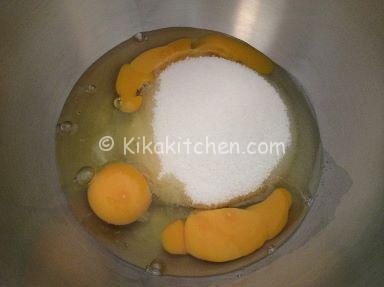 4 uova 200 gr zucchero