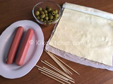 spiedini di pasta sfoglia con wurstel e olive