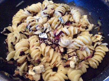 saltare pasta porri radicchio e gorgonzola