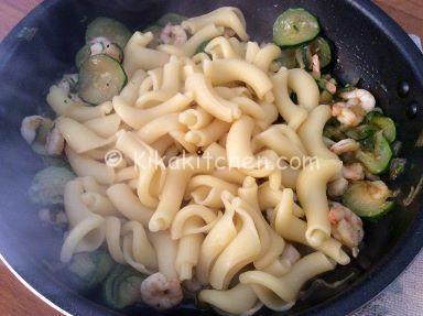 saltare pasta zucchine e gamberetti