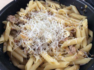 penne porri salsiccia e cacio.