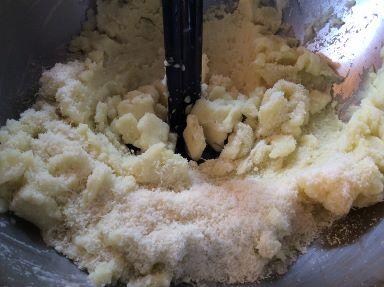 schiacciare patate
