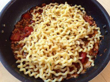 condire pasta con pomorini e tonno