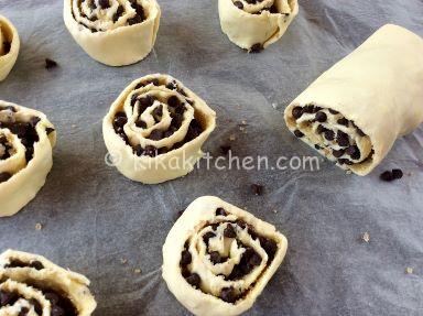 girelle di pasta sfoglia con gocce di cioccolato fondente