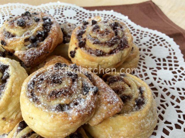 girelle di pasta sfoglia con gocce di cioccolato ricetta