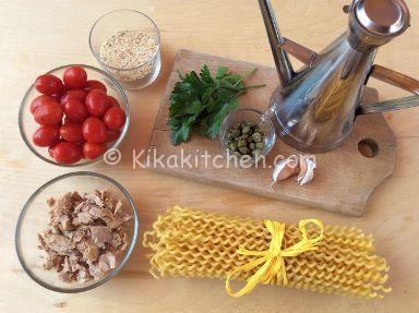 ingredienti pasta con pomodorini e tonno