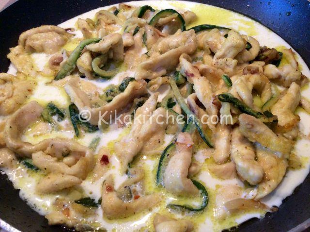 straccetti di pollo con crema al latte e zucchine