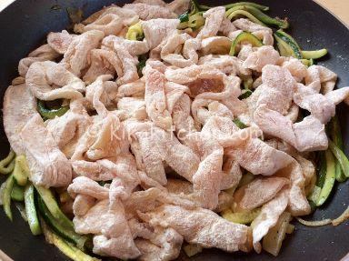 straccetti di pollo con zucchine