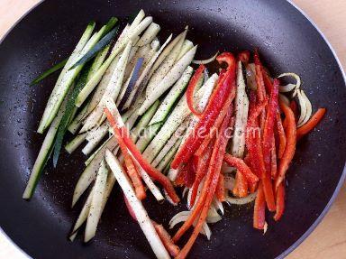 pasta con zucchine melanzane e peperoni