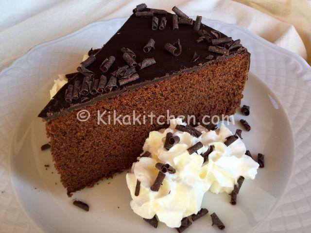 Fetta di torta al cioccolato ricoperta da una deliziosa glassa.