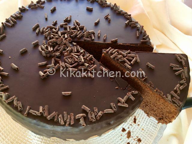 Torta al cioccolato pronta da essere farcita e gustata.