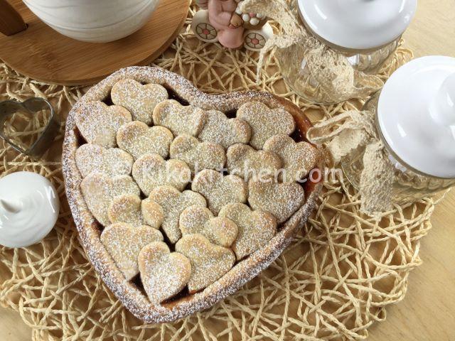 crostata a forma di cuore con marmellata