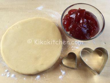 ingredienti crostata a forma di cuore con marmellata