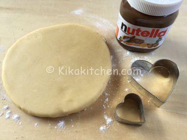 ingredienti crostata a forma di cuore con nutella