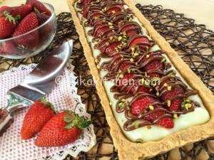 Torta fredda con crema al latte e fragole