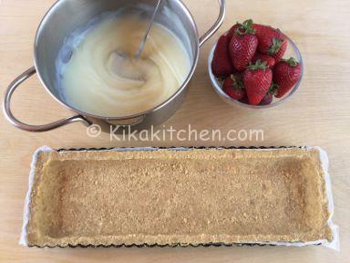 ricetta torta fredda con crema al latte e fragole