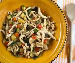 Straccetti di pollo con verdure miste. Ricetta facile