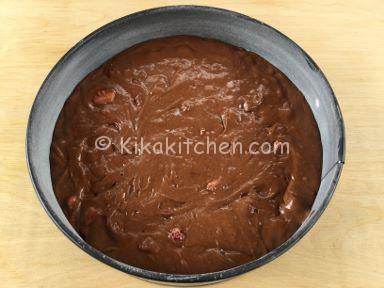 torta al cioccolato con pezzi di fragole