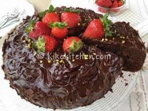 Torta cioccolato e fragole soffice. Ottima da farcire.