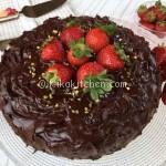 torta cioccolato e fragole mature