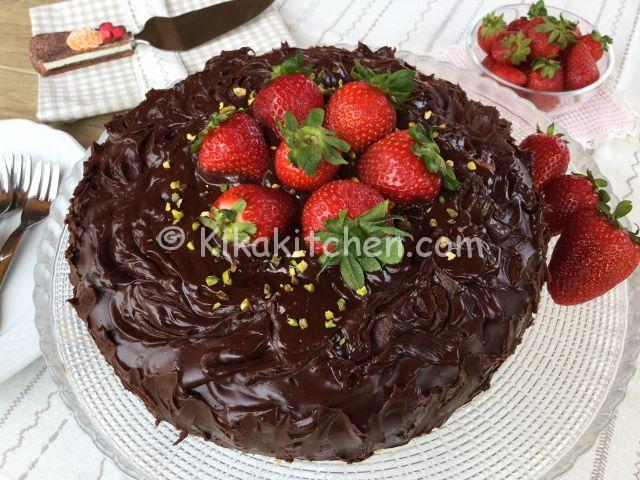 torta cioccolato e fragole mature