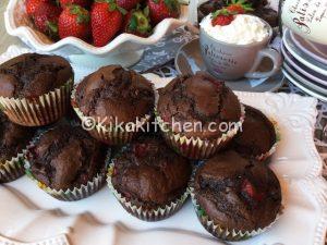 Muffin fragole e cioccolato. Muffin alti e soffici